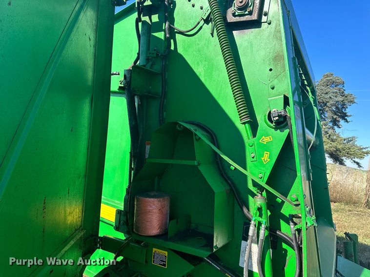 image for item DW2911 John Deere 566  round baler