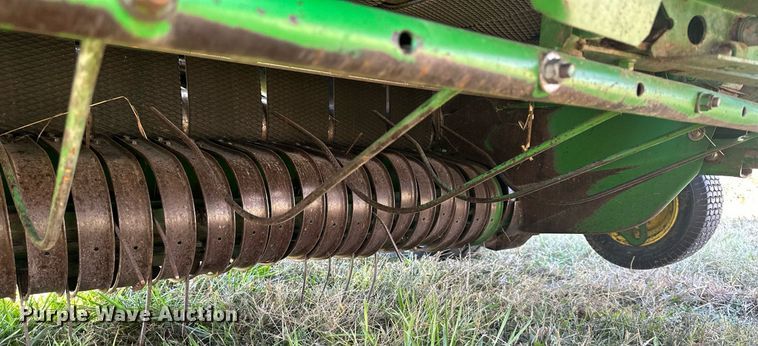 image for item DW2911 John Deere 566  round baler