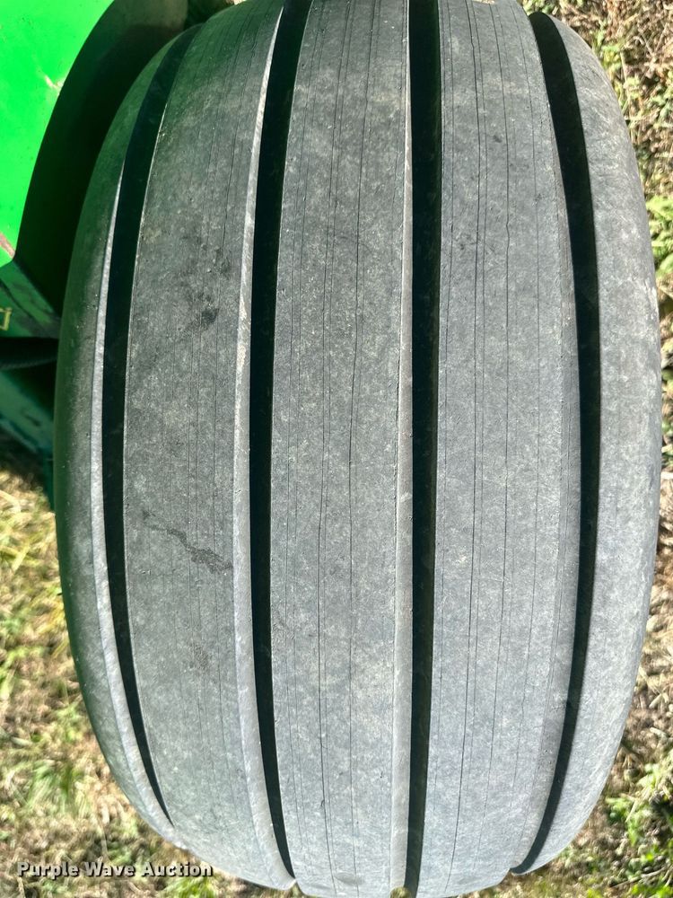 image for item DW2911 John Deere 566  round baler