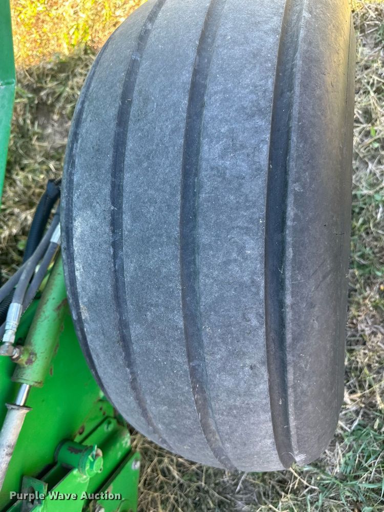 image for item DW2911 John Deere 566  round baler