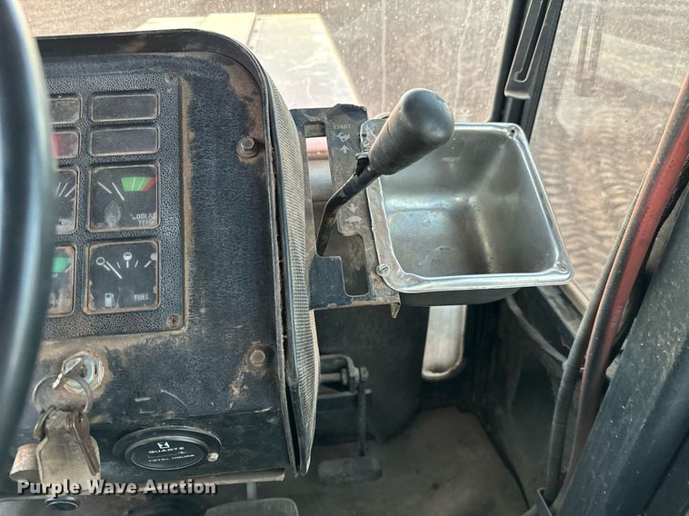 image for item GG9840 1980 International 4586  4WD tractor