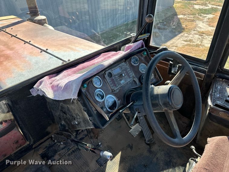 image for item IU9070 Versatile 875  4WD tractor