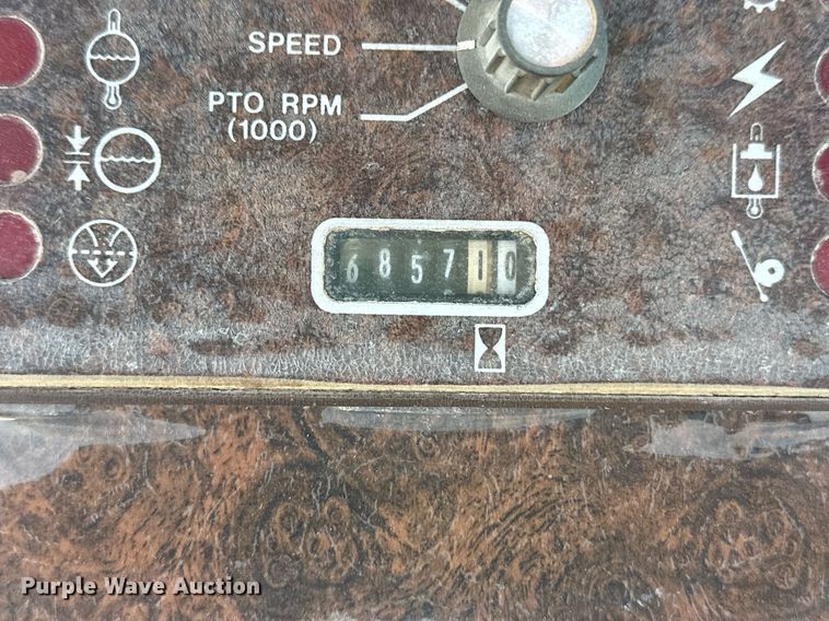 image for item IU9070 Versatile 875  4WD tractor