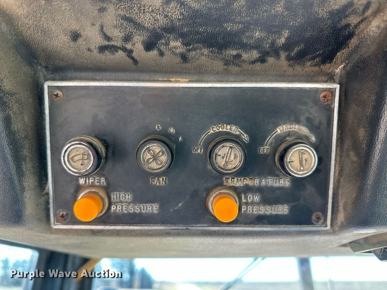 image for item IU9070 Versatile 875  4WD tractor