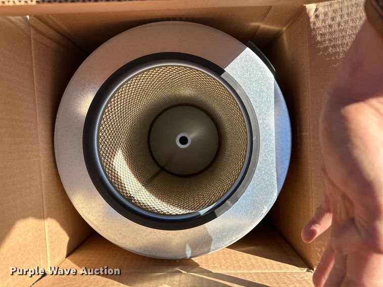 image for item IU9070 Versatile 875  4WD tractor