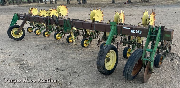 image for item IU9148 John Deere 825  row crop cultivator