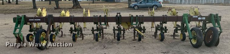 image for item IU9148 John Deere 825  row crop cultivator