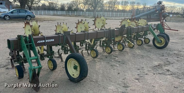 image for item IU9148 John Deere 825  row crop cultivator