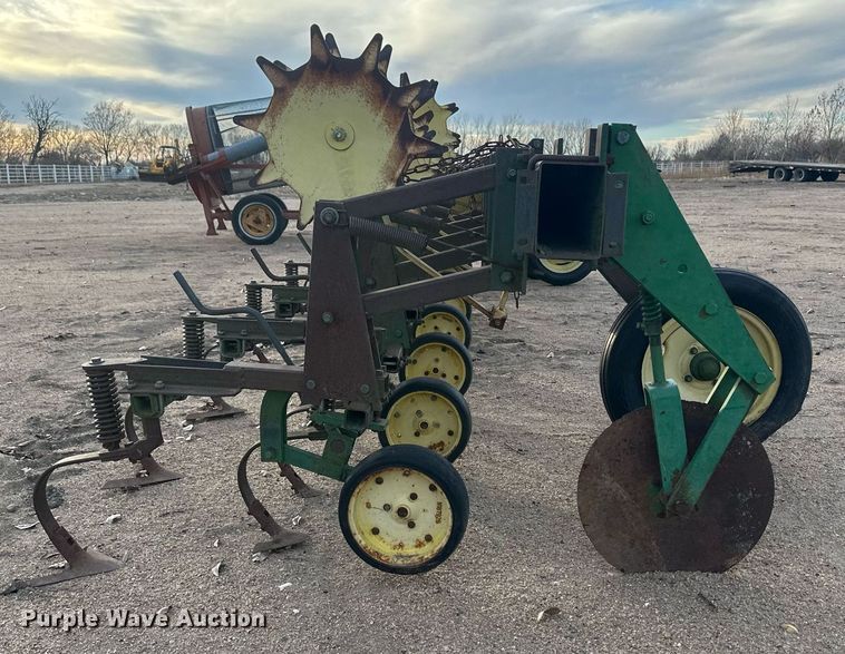 image for item IU9148 John Deere 825  row crop cultivator