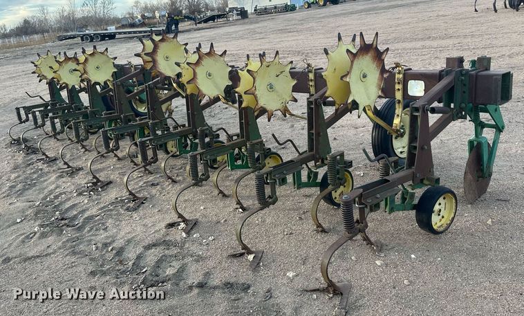 image for item IU9148 John Deere 825  row crop cultivator