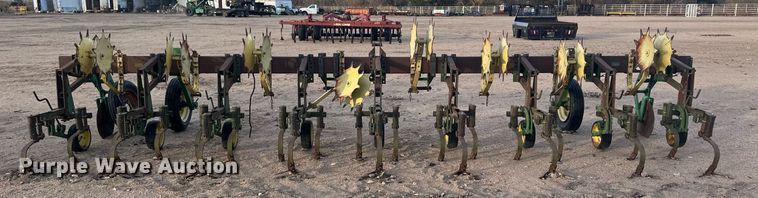 image for item IU9148 John Deere 825  row crop cultivator