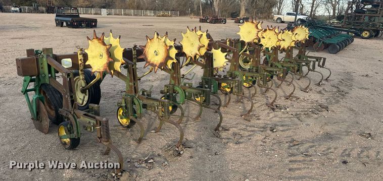 image for item IU9148 John Deere 825  row crop cultivator