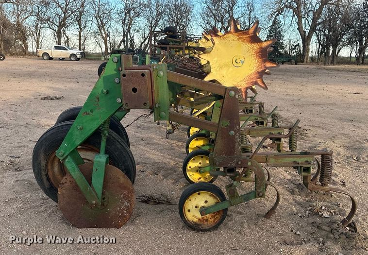 image for item IU9148 John Deere 825  row crop cultivator