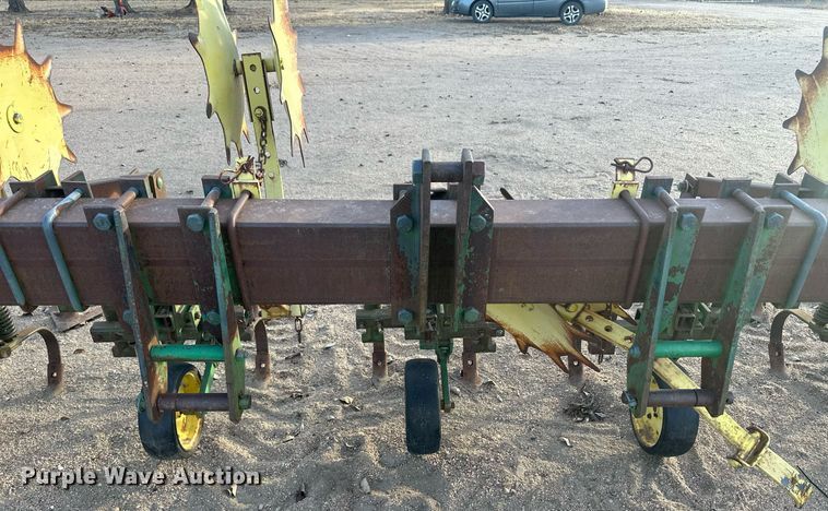image for item IU9148 John Deere 825  row crop cultivator
