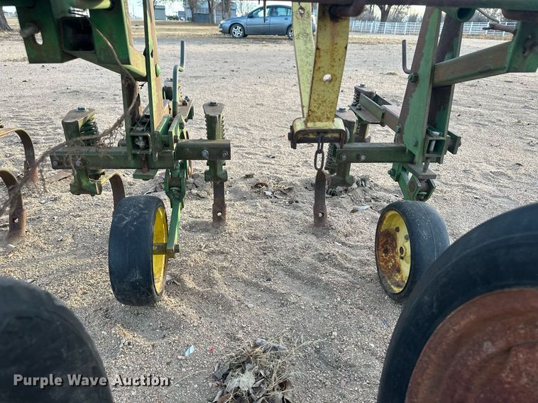 image for item IU9148 John Deere 825  row crop cultivator