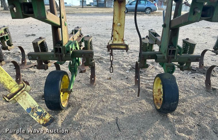 image for item IU9148 John Deere 825  row crop cultivator