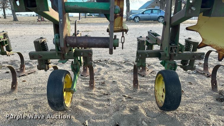 image for item IU9148 John Deere 825  row crop cultivator
