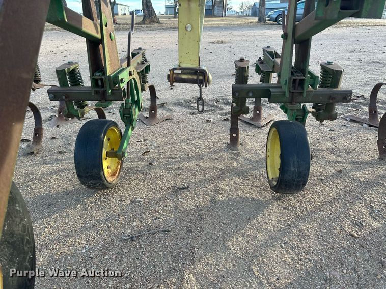 image for item IU9148 John Deere 825  row crop cultivator