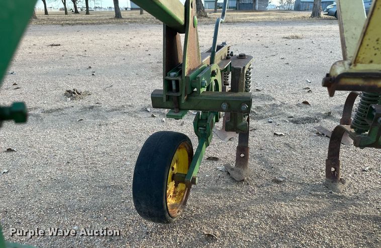image for item IU9148 John Deere 825  row crop cultivator