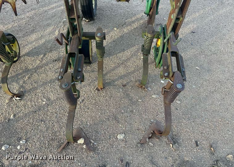 image for item IU9148 John Deere 825  row crop cultivator