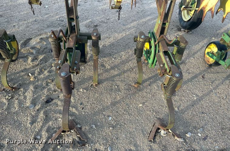 image for item IU9148 John Deere 825  row crop cultivator