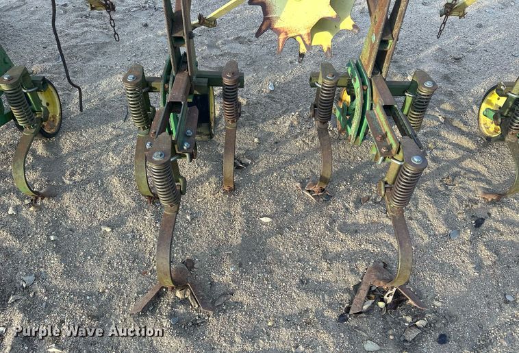 image for item IU9148 John Deere 825  row crop cultivator