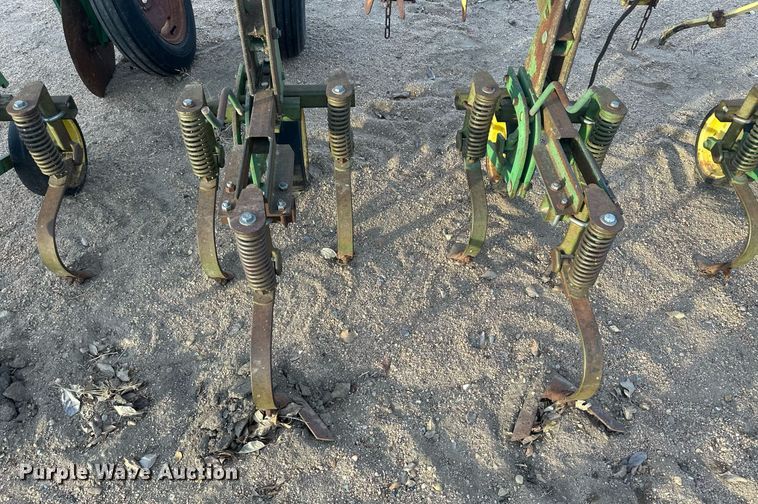 image for item IU9148 John Deere 825  row crop cultivator