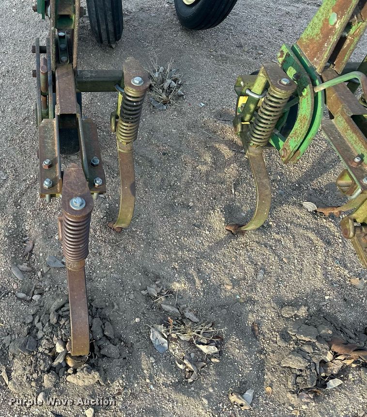 image for item IU9148 John Deere 825  row crop cultivator
