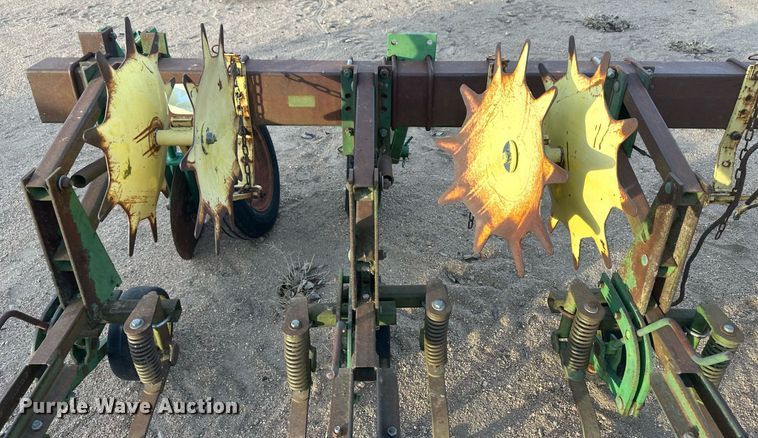 image for item IU9148 John Deere 825  row crop cultivator