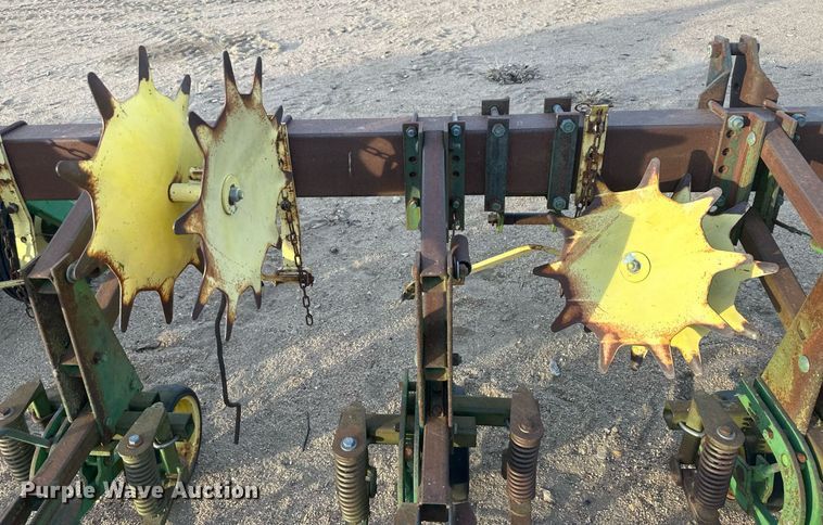 image for item IU9148 John Deere 825  row crop cultivator