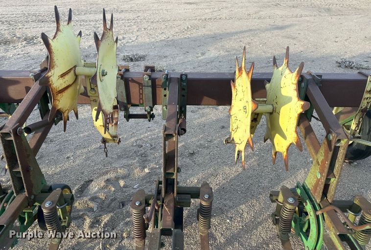 image for item IU9148 John Deere 825  row crop cultivator