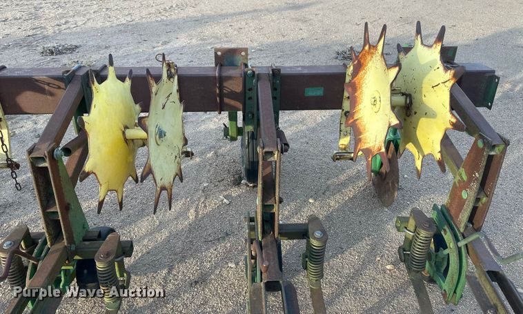 image for item IU9148 John Deere 825  row crop cultivator