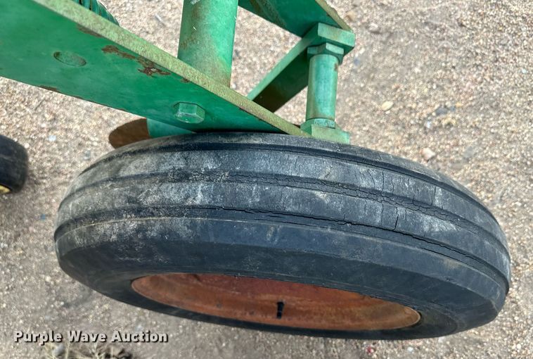 image for item IU9148 John Deere 825  row crop cultivator