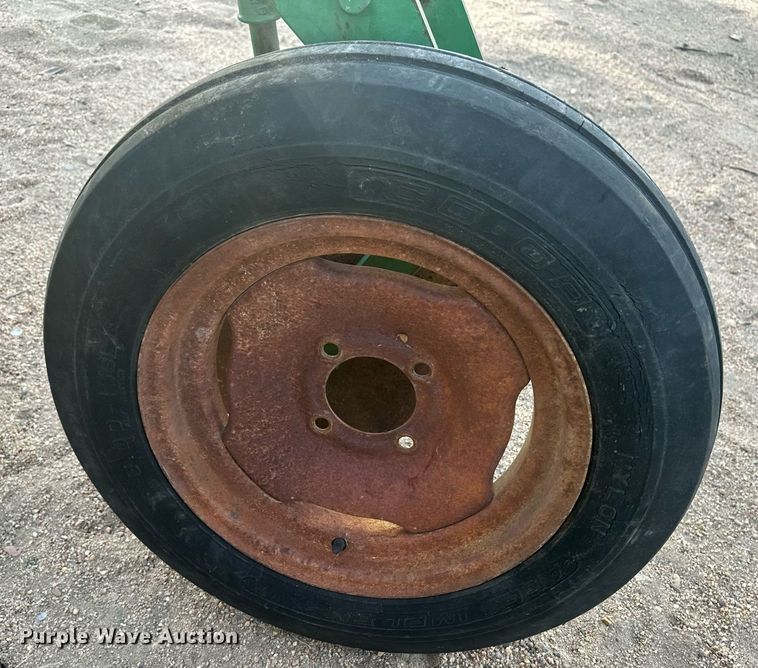 image for item IU9148 John Deere 825  row crop cultivator