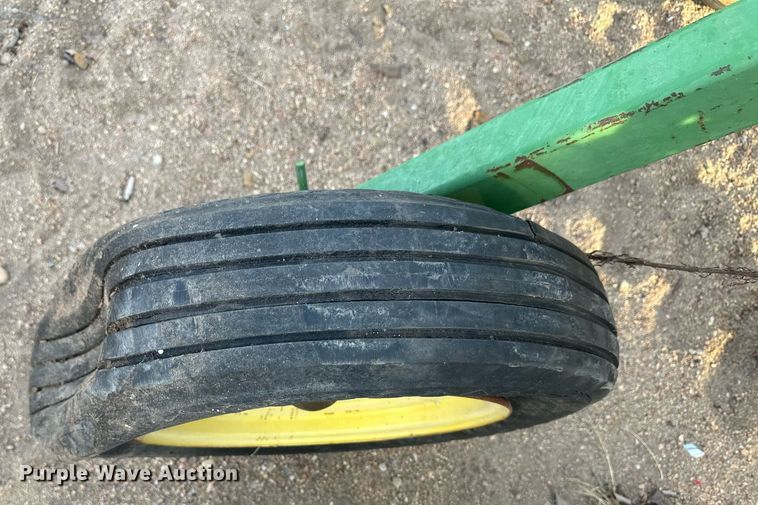 image for item IU9148 John Deere 825  row crop cultivator