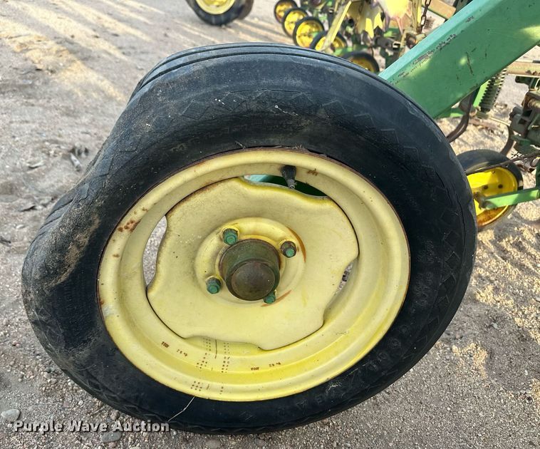 image for item IU9148 John Deere 825  row crop cultivator