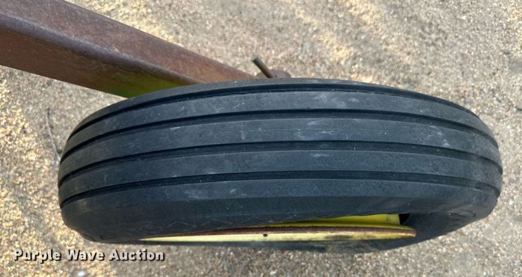 image for item IU9148 John Deere 825  row crop cultivator