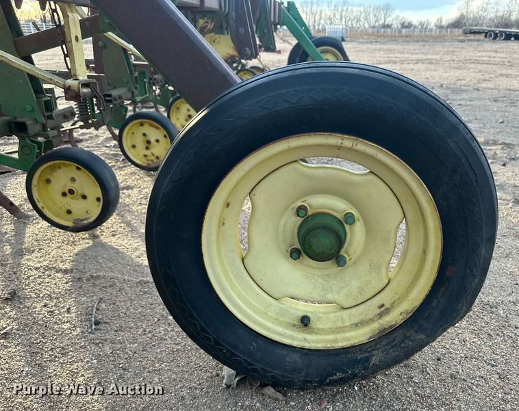 image for item IU9148 John Deere 825  row crop cultivator