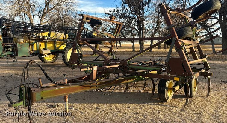 image for item IU9150 John Deere 610  chisel