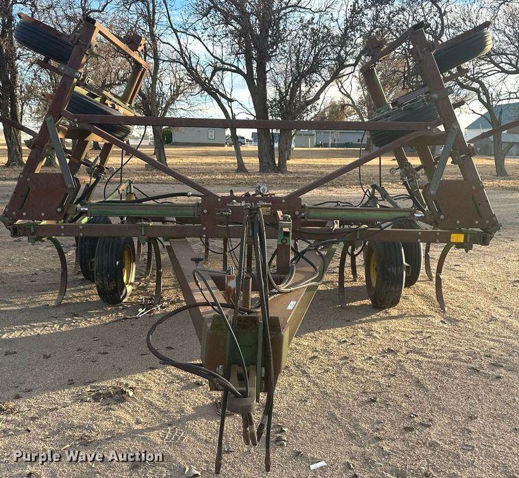 image for item IU9150 John Deere 610  chisel