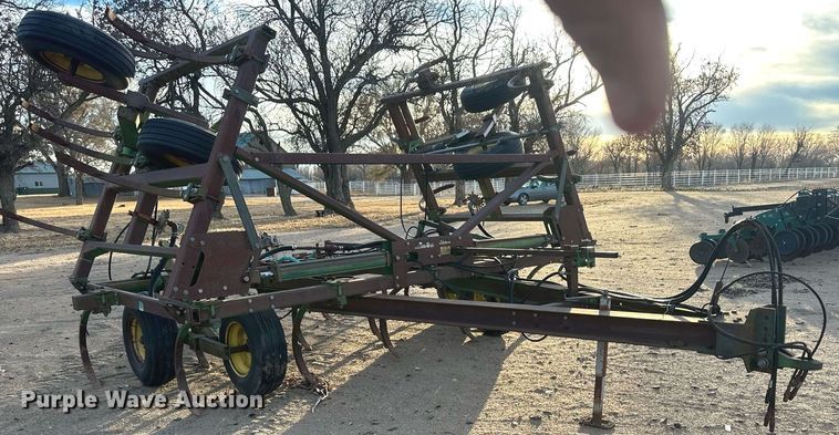 image for item IU9150 John Deere 610  chisel