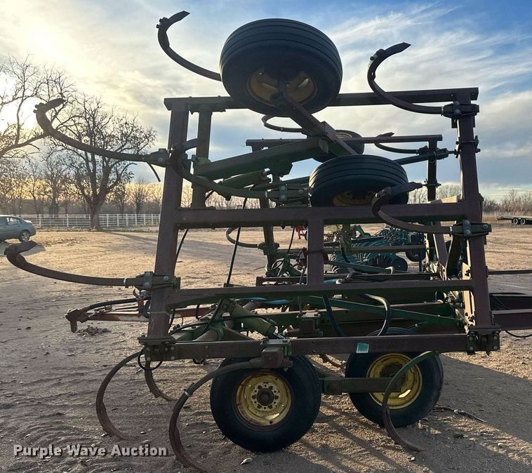 image for item IU9150 John Deere 610  chisel