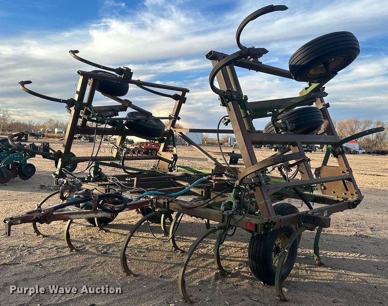 image for item IU9150 John Deere 610  chisel