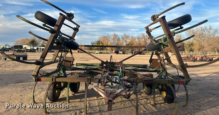 image for item IU9150 John Deere 610  chisel