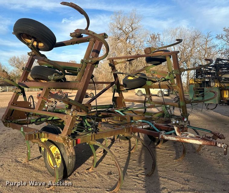 image for item IU9150 John Deere 610  chisel