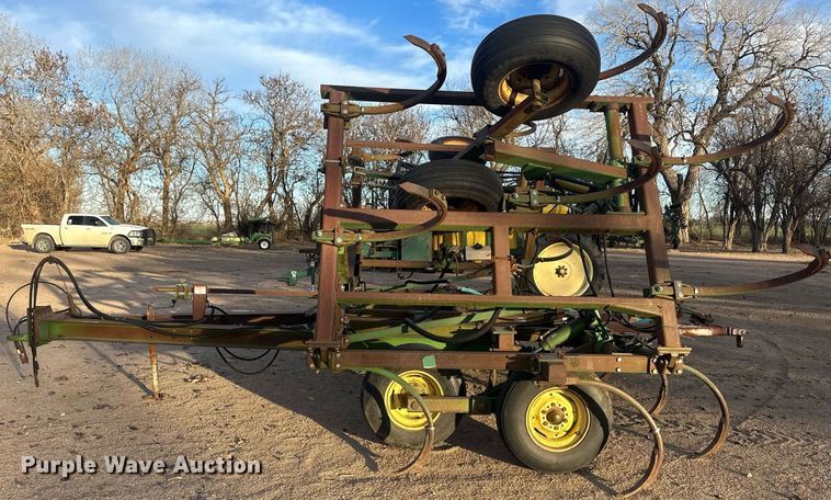 image for item IU9150 John Deere 610  chisel