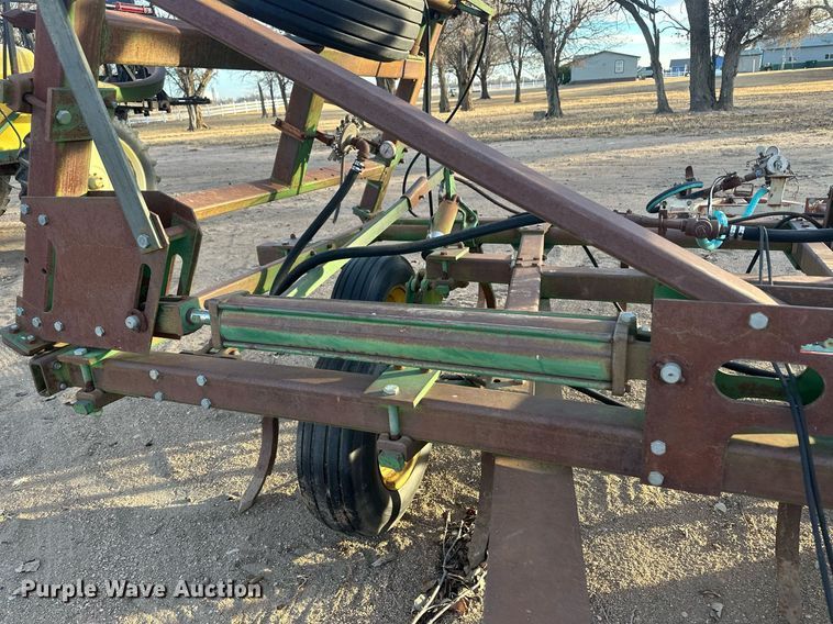 image for item IU9150 John Deere 610  chisel