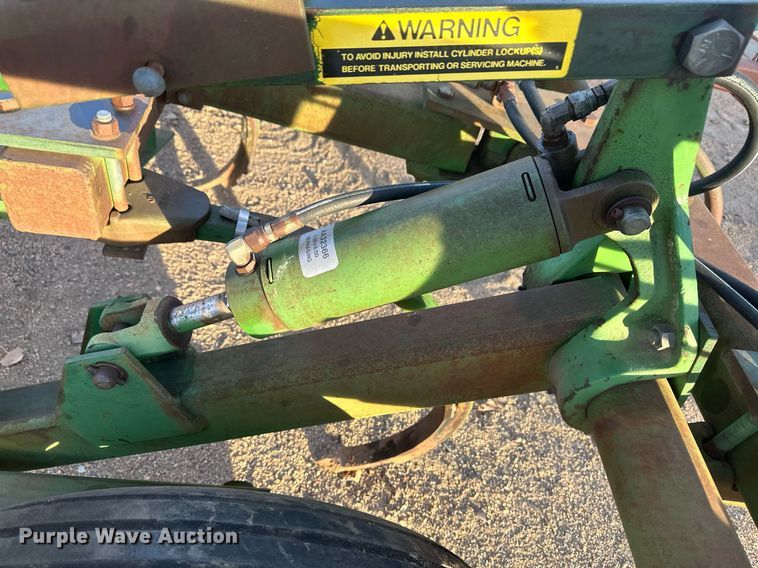 image for item IU9150 John Deere 610  chisel