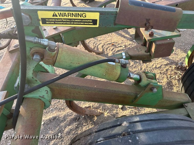 image for item IU9150 John Deere 610  chisel