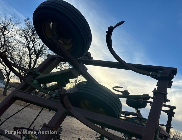 image for item IU9150 John Deere 610  chisel